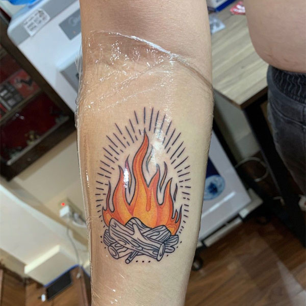 Tattoo ngọn lửa cánh tay