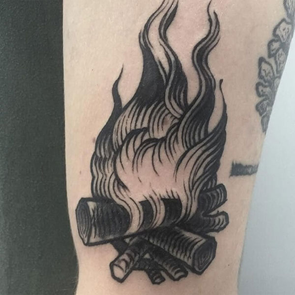 Tattoo ngọn lửa đen trắng