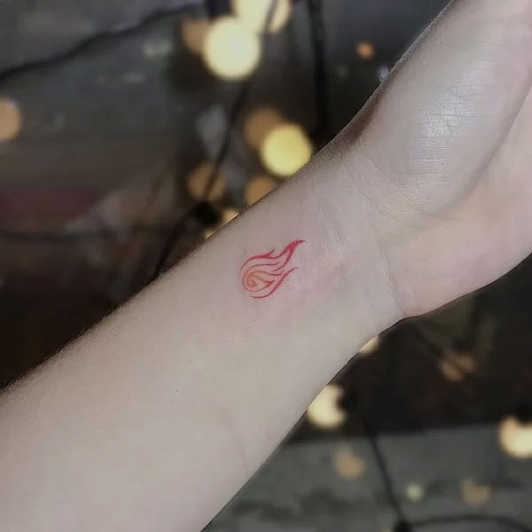 Tattoo ngọn lửa mini ở cổ tay