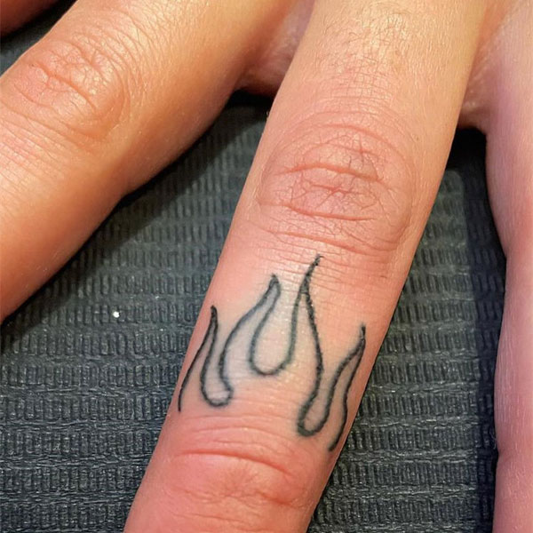 Tattoo ngọn lửa ngón tay