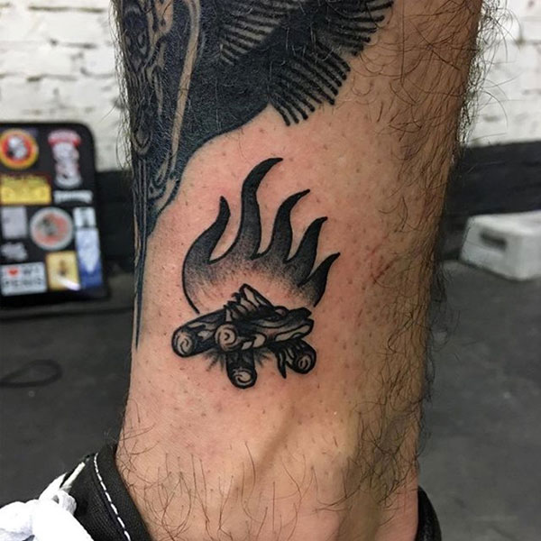 Tattoo ngọn lửa ở chân đẹp
