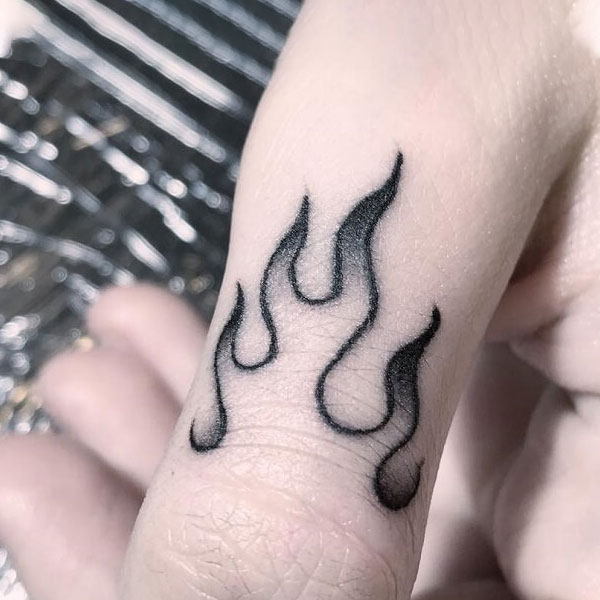 Tattoo ngọn lửa ở ngón tay