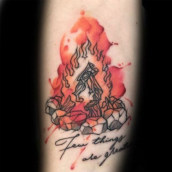 Tattoo ngọn lửa và chữ