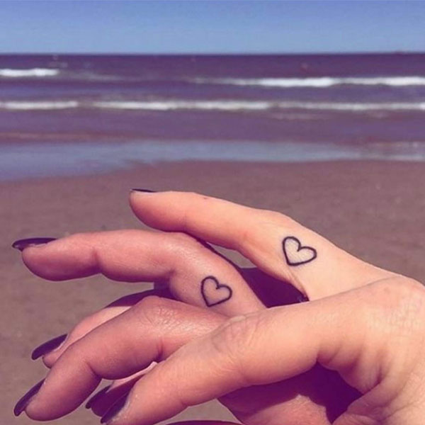 Tattoo tình yêu ở ngón tay