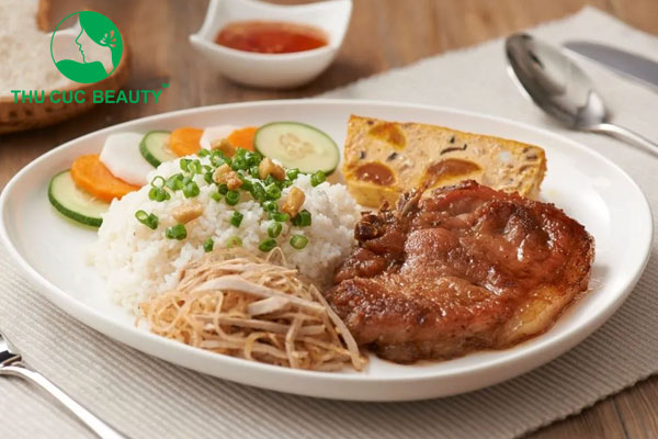 Nâng mũi ăn cơm sườn được không?