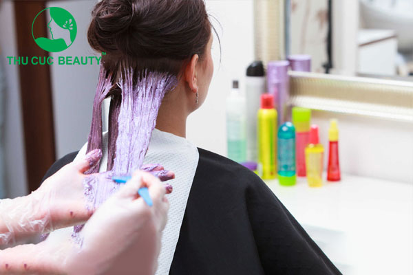 Nâng mũi bao lâu được nhuộm tóc?