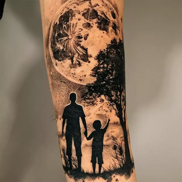 Tattoo cha và con ngắm trăng