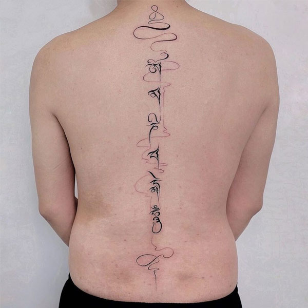 Tattoo dọc sống lưng cho nam