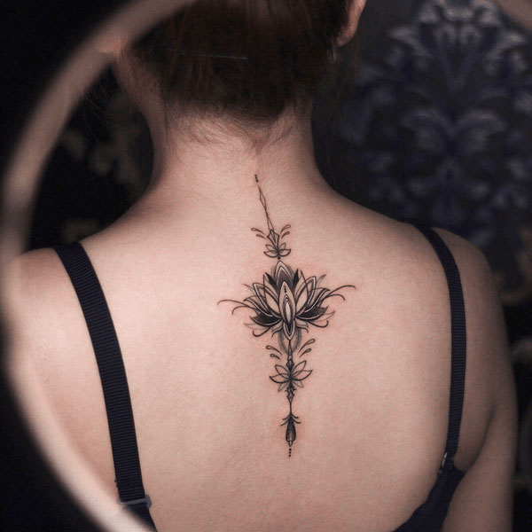 Tattoo dọc sống lưng cực đẹp