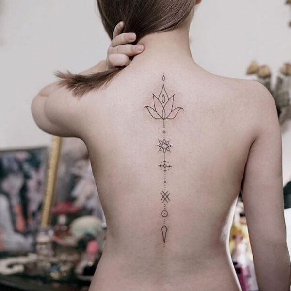 Tattoo dọc sống lưng ngầu
