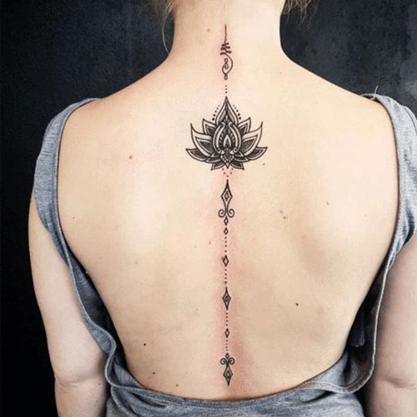 Tattoo dọc sống lưng nữ