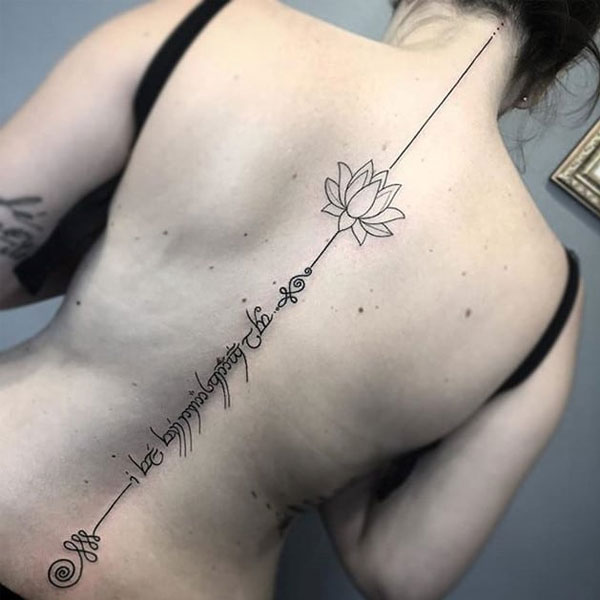 Tattoo dọc sống lưng siêu chất