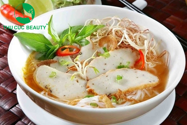 Nâng mũi ăn bún chả cá được không?