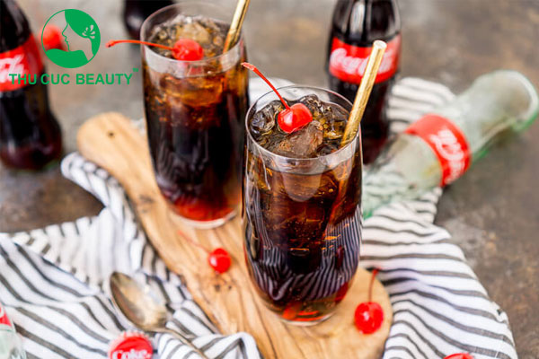 Nâng mũi uống nước ngọt được không?