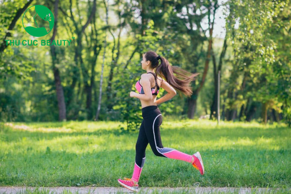 Nâng ngực có được chạy bộ không?
