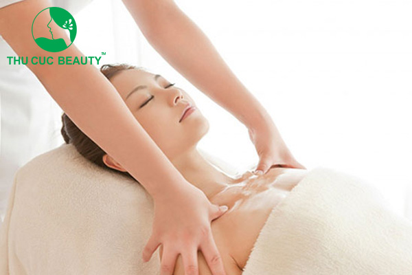 Nâng ngực có được massage không?