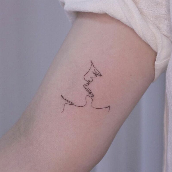 Tattoo 1 nét hôn nhau