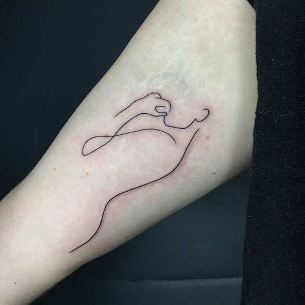 Tattoo 1 nét ở bắp tay