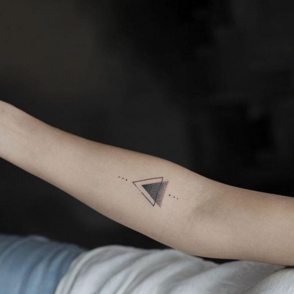 Tattoo 1 nét tam giác
