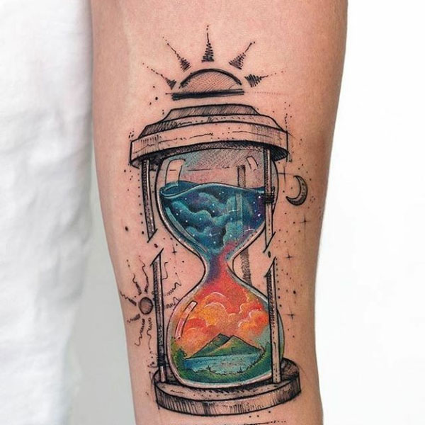 Tattoo đồng hồ cát trên cánh tay