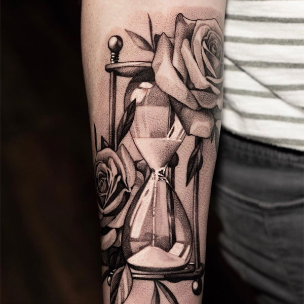 Tattoo đồng hồ cát và hoa hồng siêu đẹp