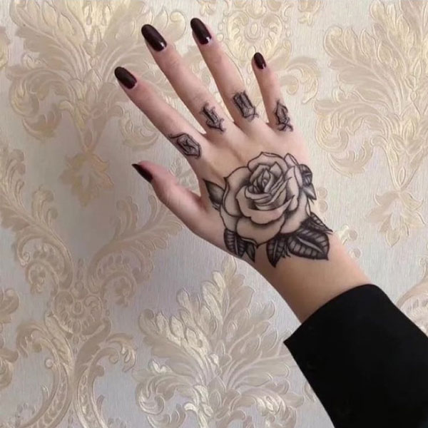 Tattoo hoa hồng đen bàn tay cực đẹp