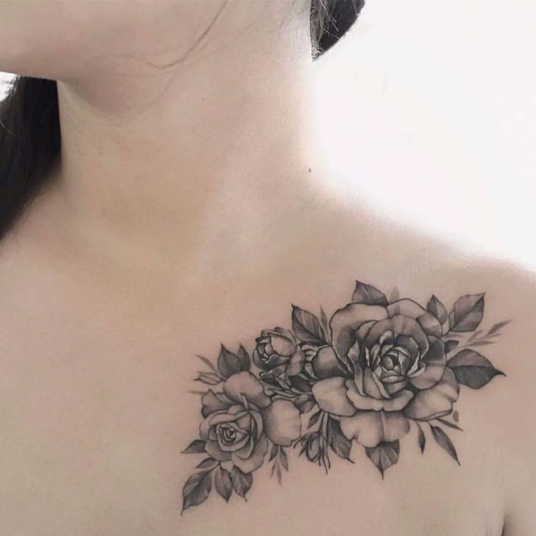 Tattoo hoa hồng đen ngực nữ