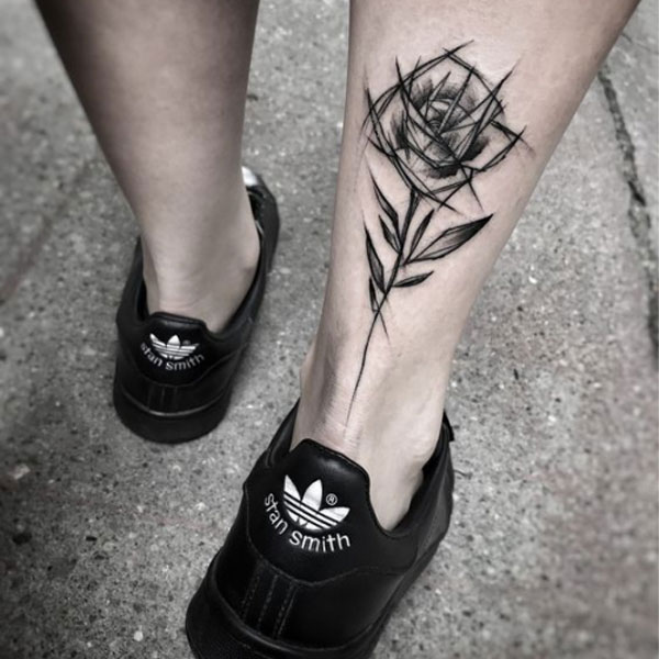 Tattoo hoa hồng đen ở bắp chân đẹp