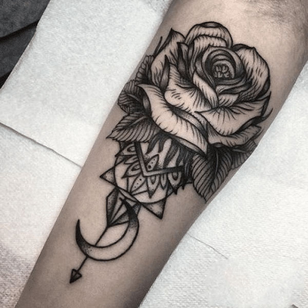 Tattoo hoa hồng đen ở chân