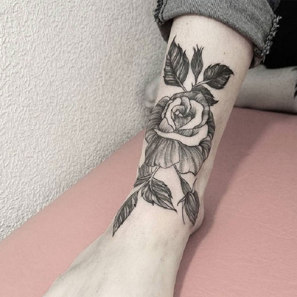 Tattoo hoa hồng đen ở cổ chân