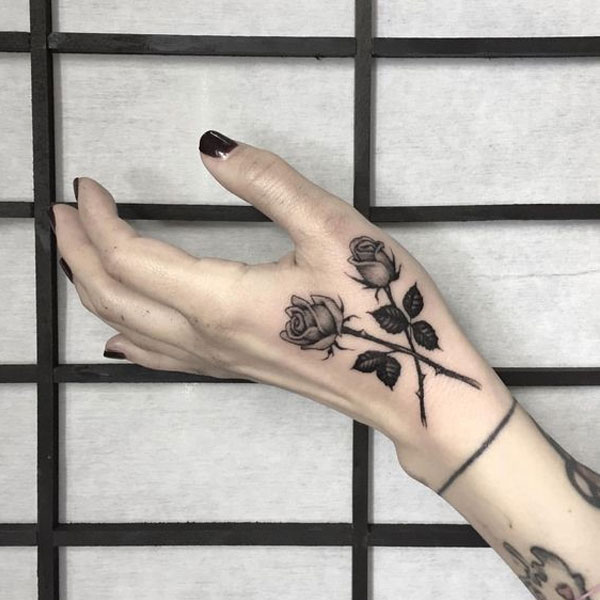 Tattoo hoa hồng đen ở ngón tay