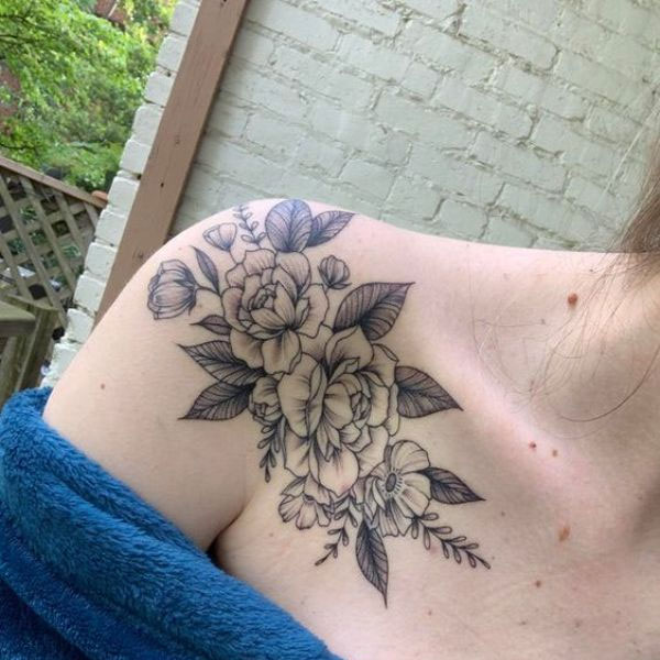 Tattoo hoa hồng đen ở vai siêu đẹp