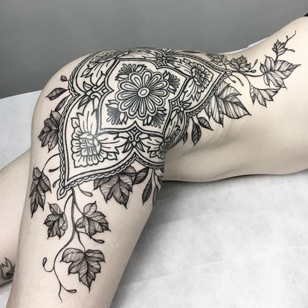 Tattoo hoa hồng đen ở vùng kín