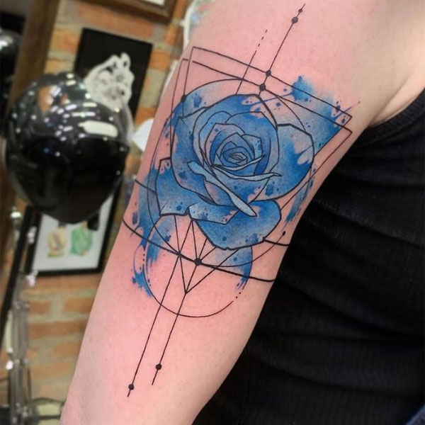 Tattoo hoa hồng xanh bắp tay cực chất