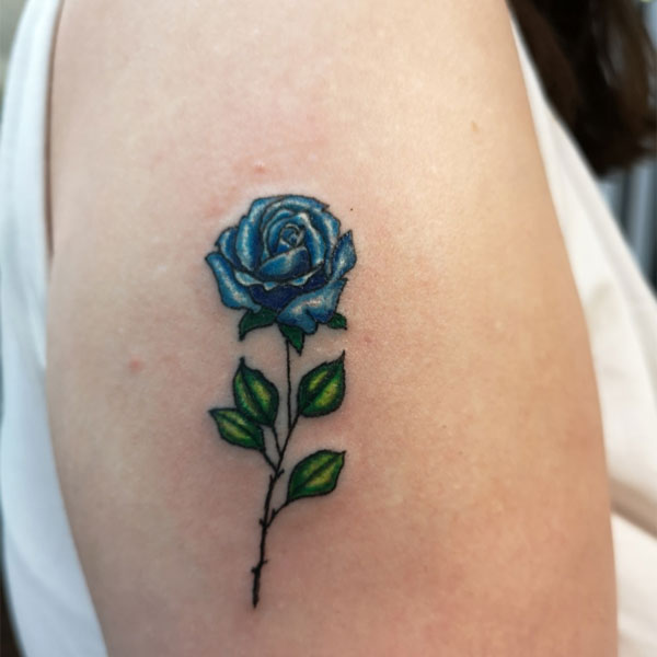 Tattoo hoa hồng xanh bắp tay
