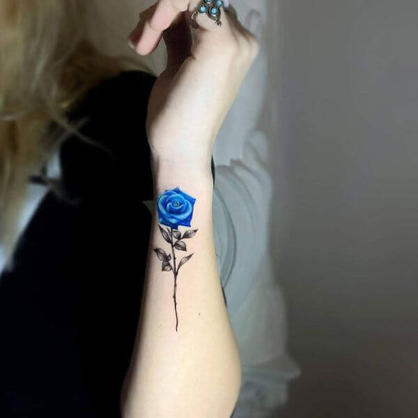 Tattoo hoa hồng xanh cánh tay