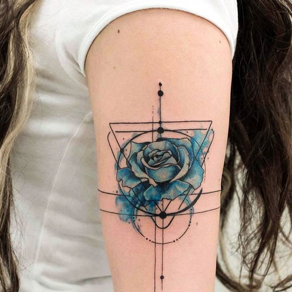 Tattoo hoa hồng xanh cho nữ quyến rũ