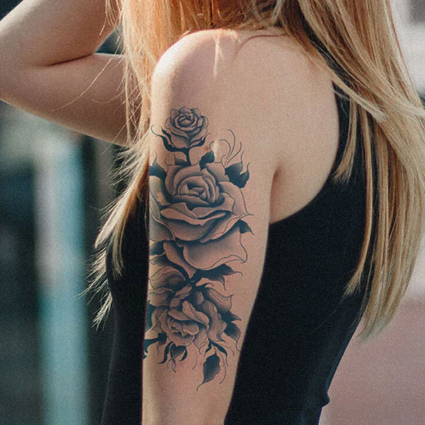 Tattoo hoa hồng xanh ở bắp tay cực đẹp