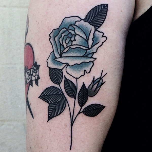 Tattoo hoa hồng xanh ở bắp tay đẹp