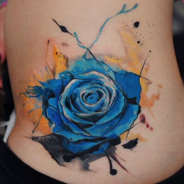 Tattoo hoa hồng xanh ở bụng đẹp