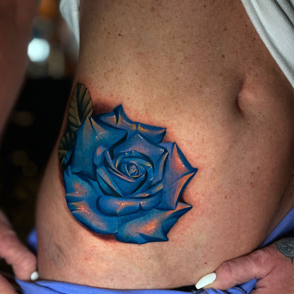 Tattoo hoa hồng xanh ở bụng siêu đẹp