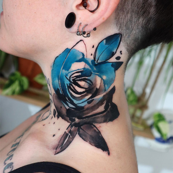 Tattoo hoa hồng xanh ở cổ đẹp