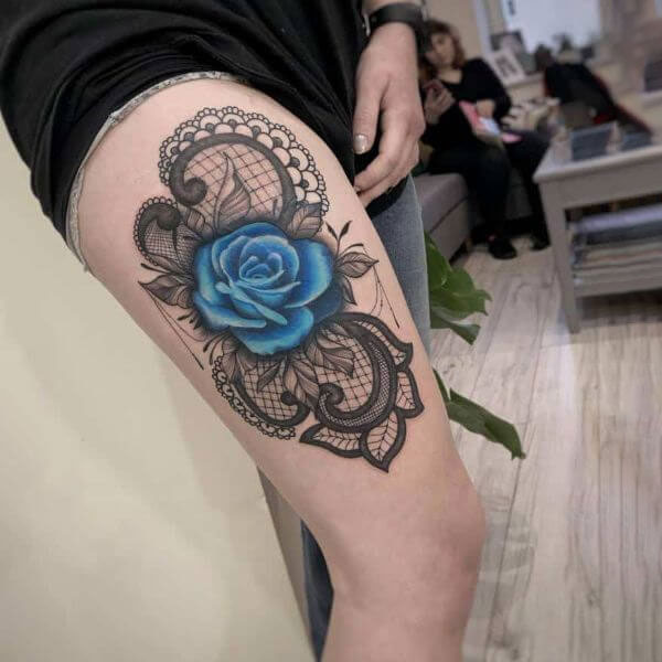 Tattoo hoa hồng xanh ở đùi đẹp