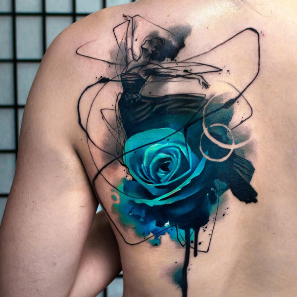 Tattoo hoa hồng xanh ở lưng đẹp