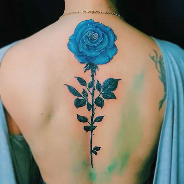 Tattoo hoa hồng xanh ở lưng siêu đẹp