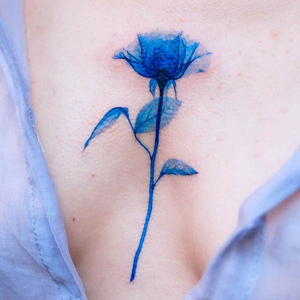 Tattoo hoa hồng xanh ở ngực nữ đẹp