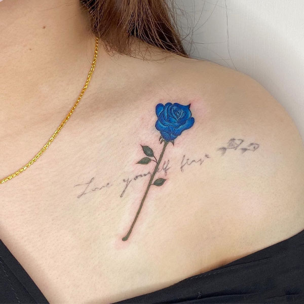 Tattoo hoa hồng xanh ở ngực