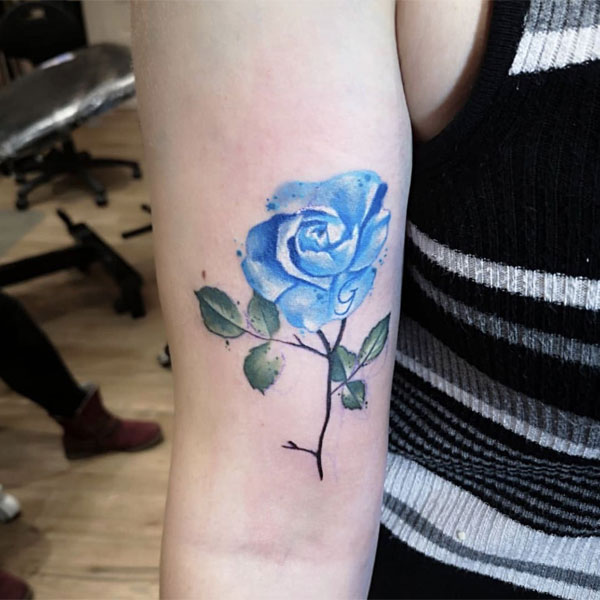 Tattoo hoa hồng xanh ở tay cực đẹp