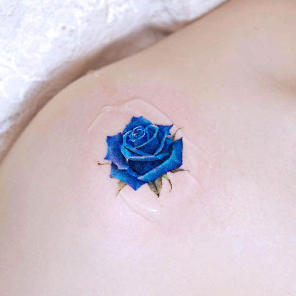 Tattoo hoa hồng xanh ở vai