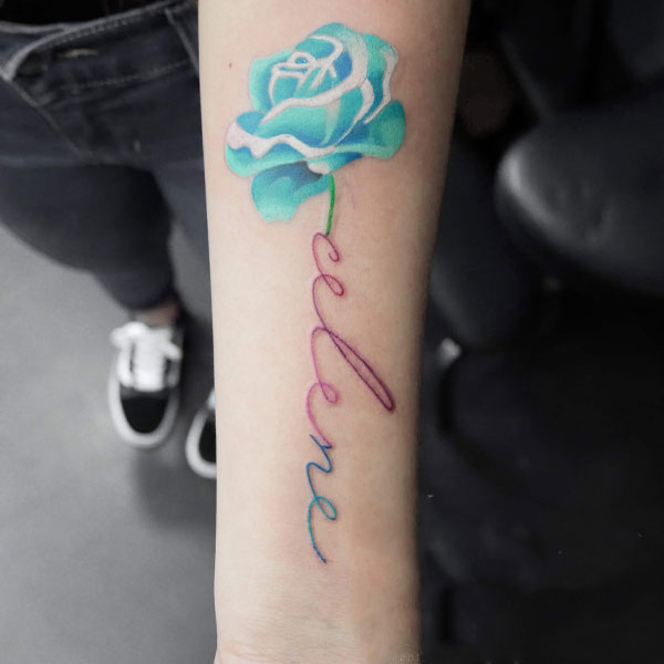 Tattoo hoa hồng xanh và chữ